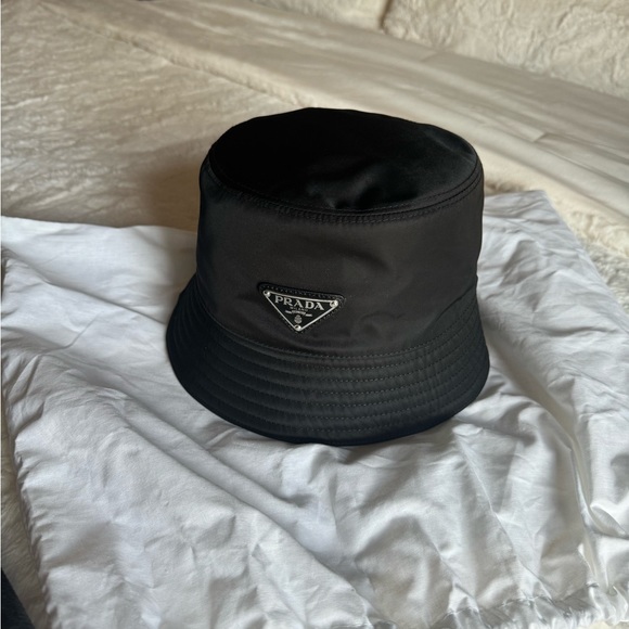 Prada - Picture 4 of 4